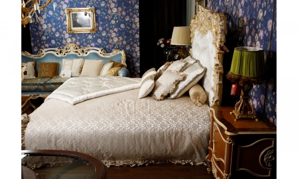 Спальня Rampoldi Комплект: Кровать (Gold Leaf)+2 Тумбы (Walnut+Gold)+Покрывало И Декоративные Подушки