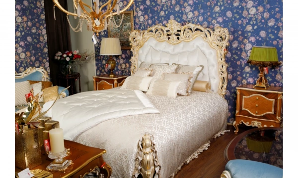 Спальня Rampoldi Комплект: Кровать (Gold Leaf)+2 Тумбы (Walnut+Gold)+Покрывало И Декоративные Подушки